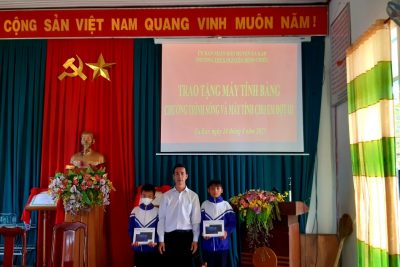 Trường THCS Nguyễn Đình Chiểu trao tặng máy tính bảng thuộc chương trình ” Sóng và máy tính cho em đợt III “